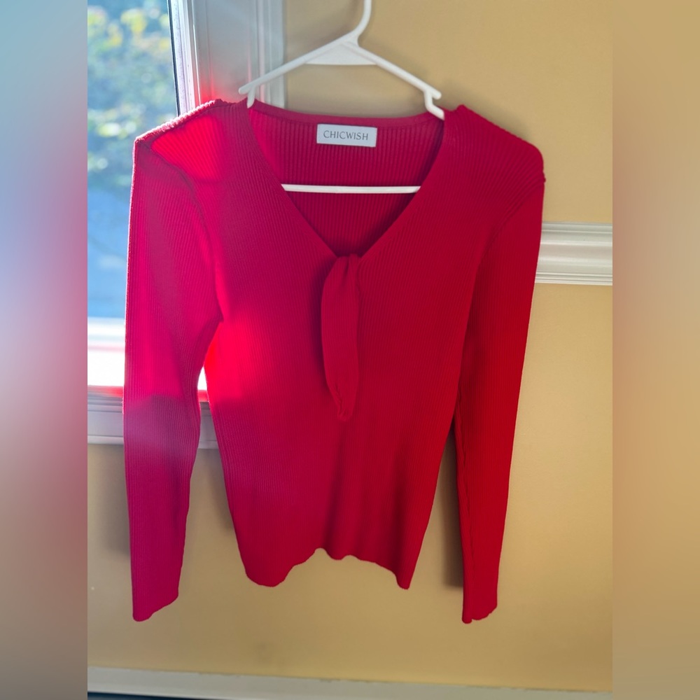 Women’s ribbed V-neck sweater.